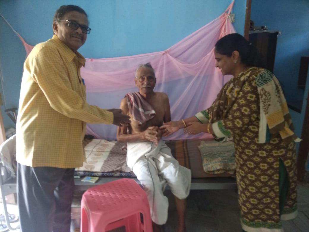 anka charity frutis distribution at old age shimoga